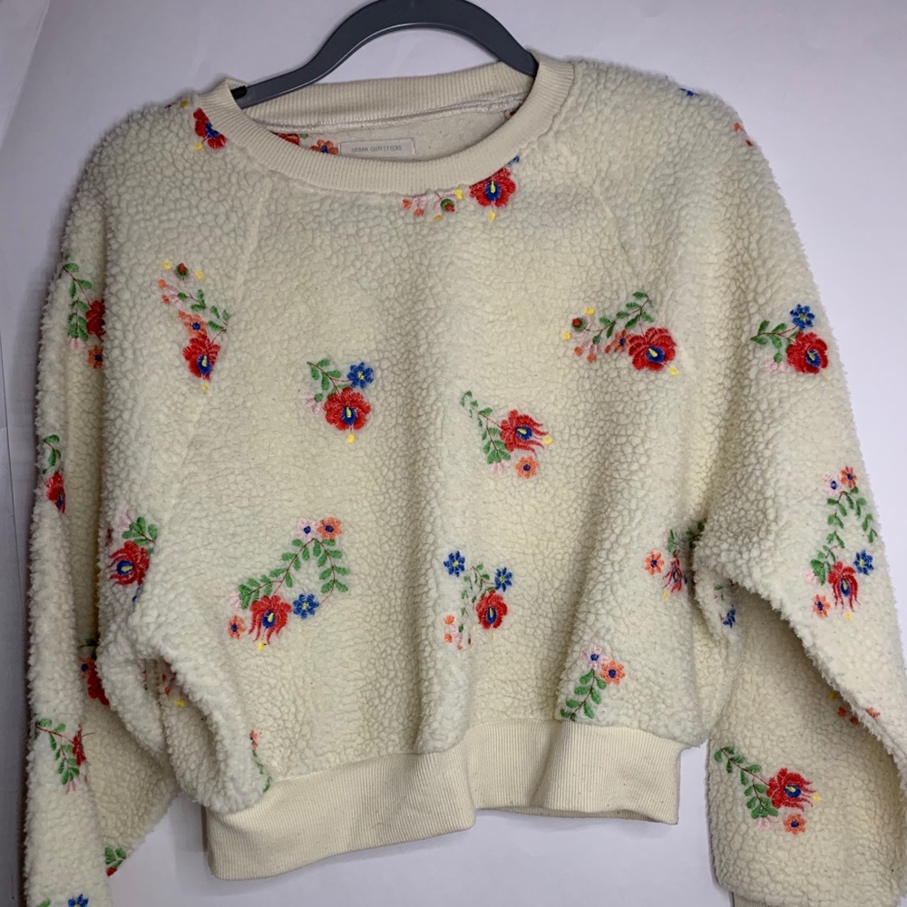 URBAN OUTFITTERS CREWNECK SWEATER
